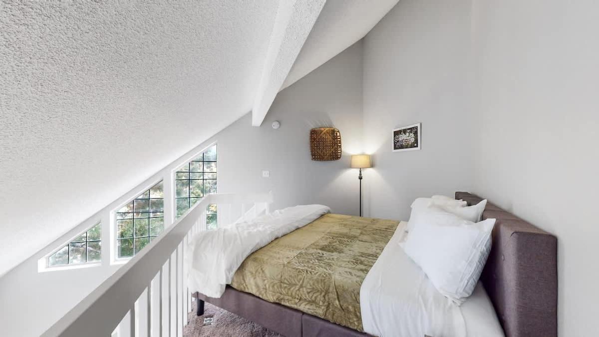 Casa de férias Updated Two-bedroom With Three King Beds Loft & Two Baths *