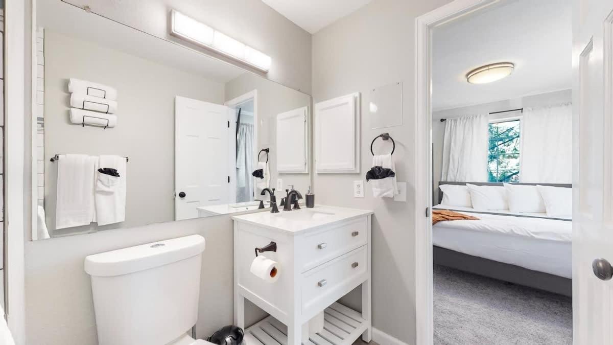 Casa de férias Updated Two-bedroom With Three King Beds Loft & Two Baths Aurora
